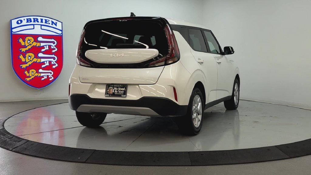 Used 2025 Snow White Pearl Kia LX image 5