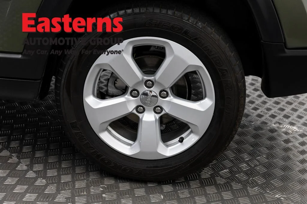 Used 2021 Green Jeep Latitude image 34
