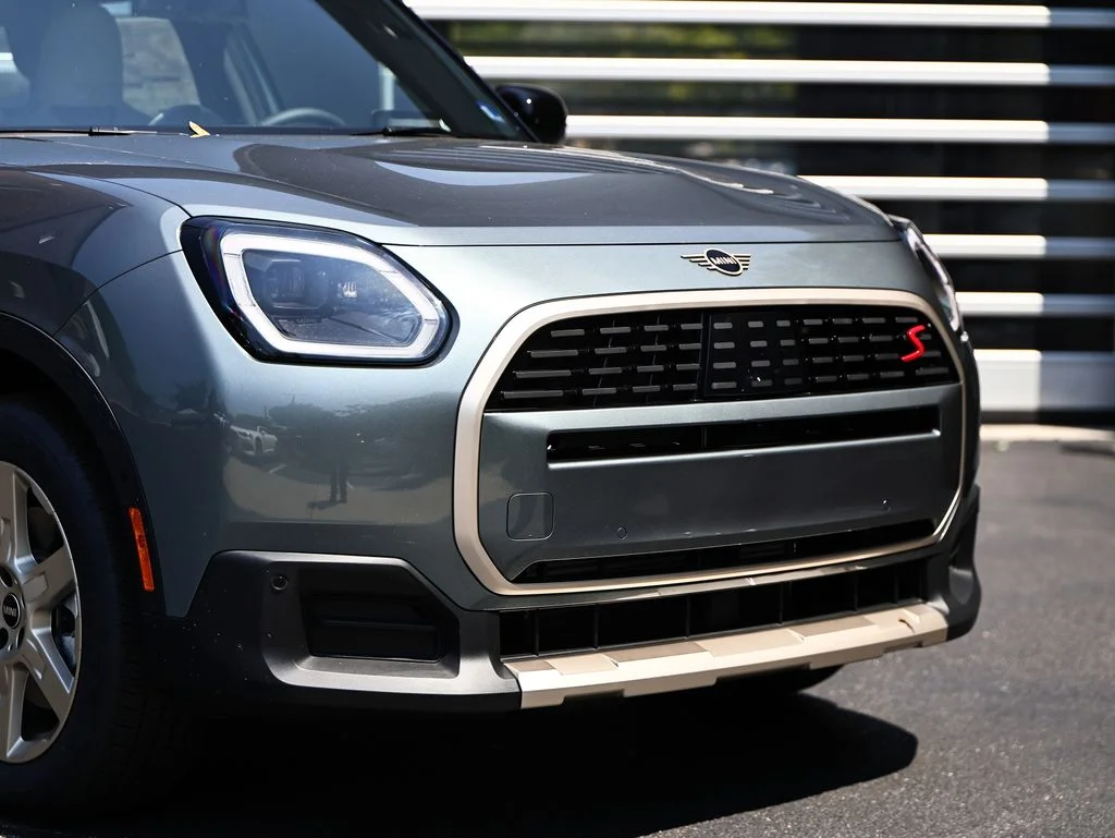 New 2027 Green Metallic MINI Signature Plus image 2