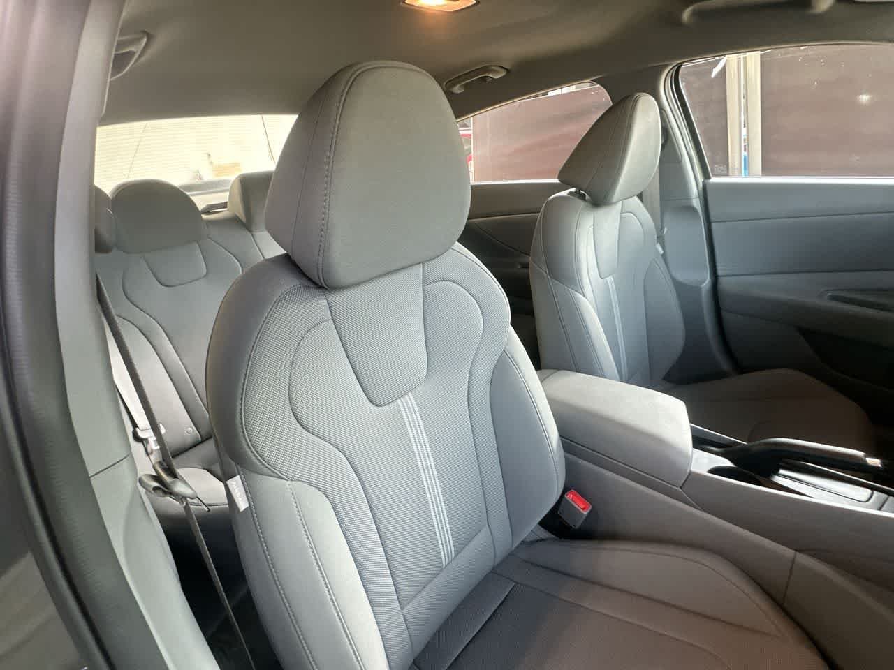 2025 Hyundai Elantra SE - Photo 27