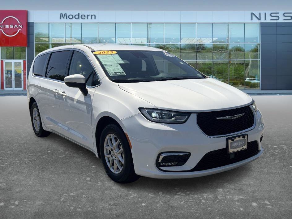 Used 2023 Bright White Clearcoat Chrysler Touring L image 3