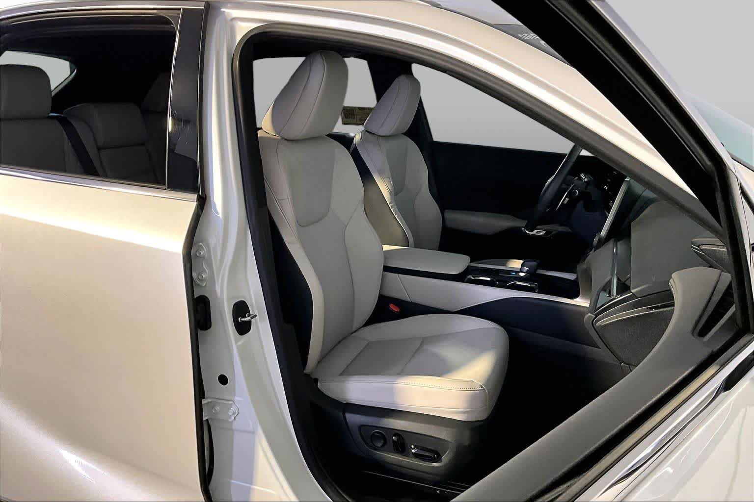 Used 2024 Eminent White Pearl Lexus Premium image 8