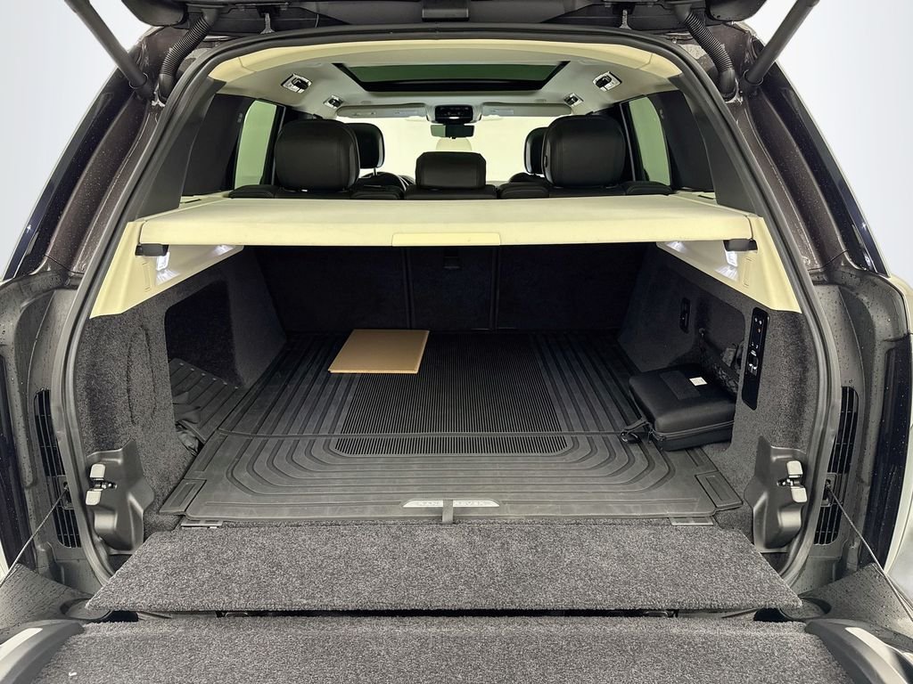 Used 2022 Gray Land Rover SE image 27