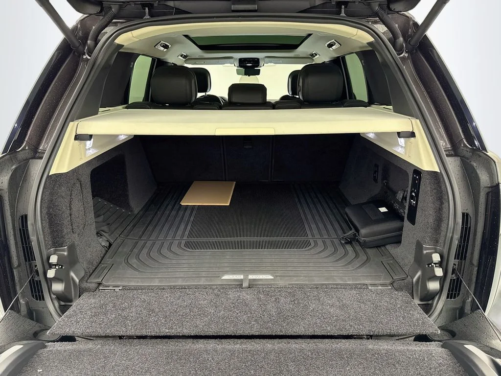 Used 2022 Gray Land Rover SE image 27