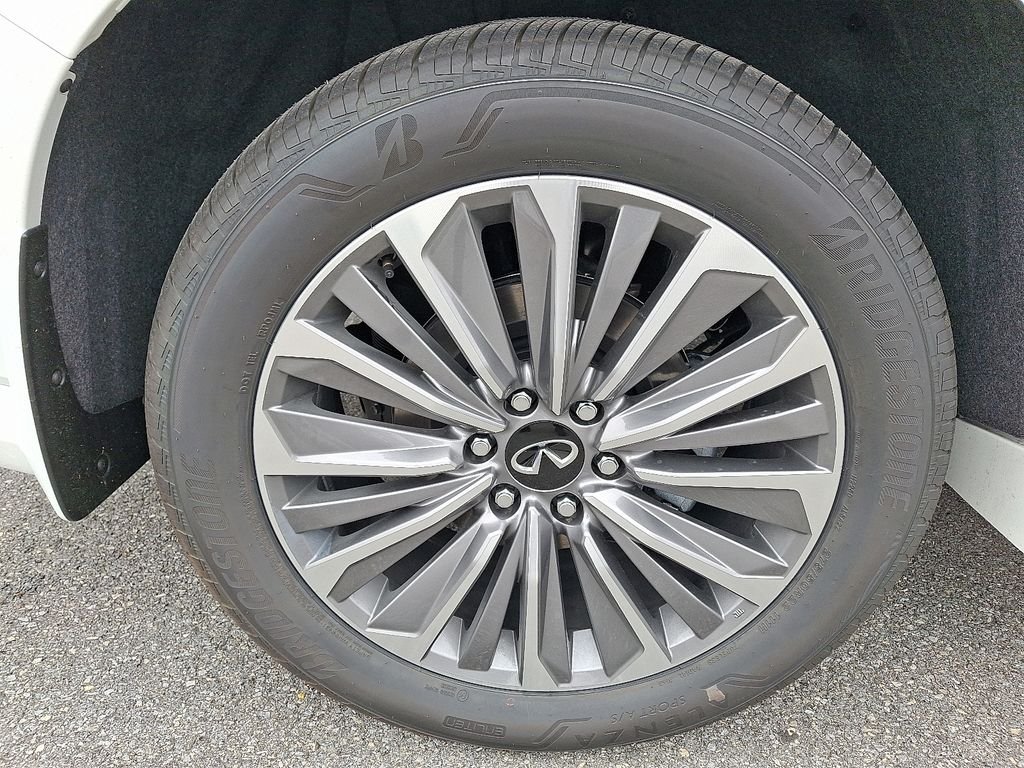 New 2026 RADIANT WHITE INFINITI Luxe 4WD image 5