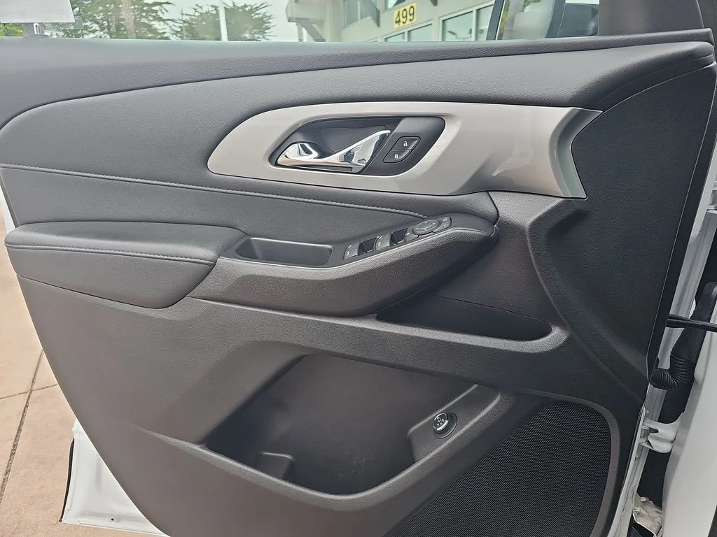 Used 2022 White Chevrolet LT image 28