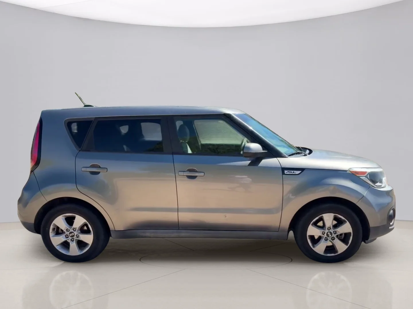 Used 2018 Gray Kia BASE image 4
