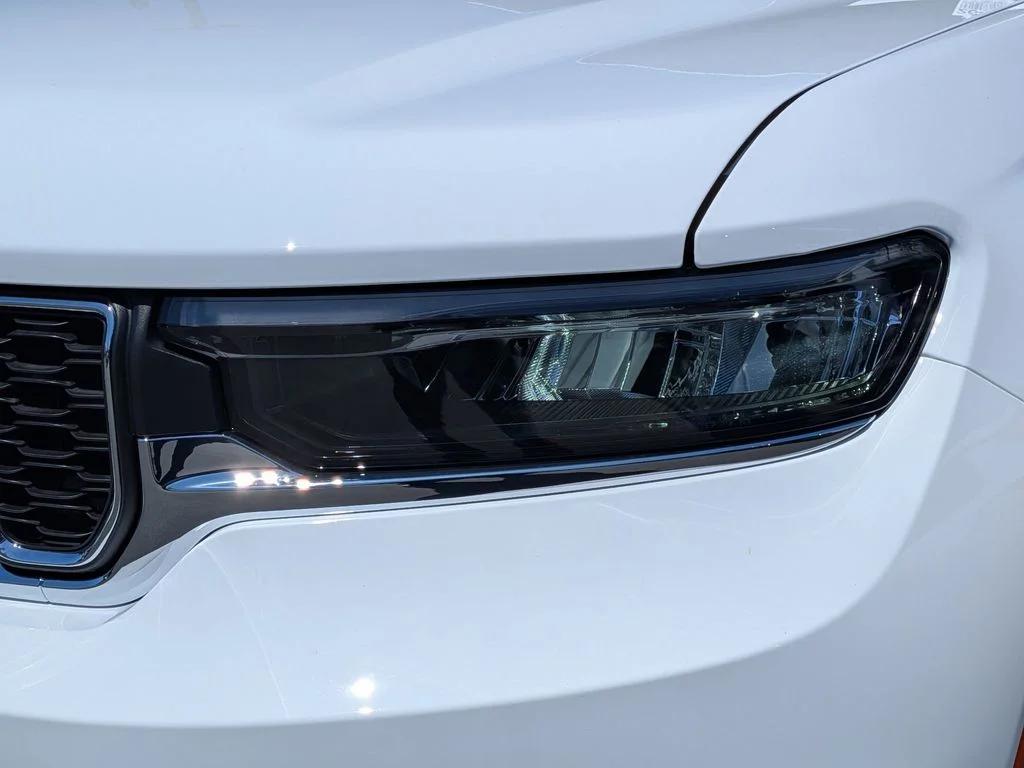 New 2026 Bright White Clear-Coat Exterior Paint Jeep Laredo image 10