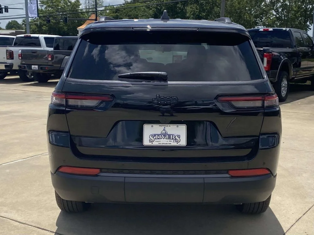 New 2026 Diamond Black Crystal Pearl-Coat Exterior Paint Jeep Laredo Altitude image 6