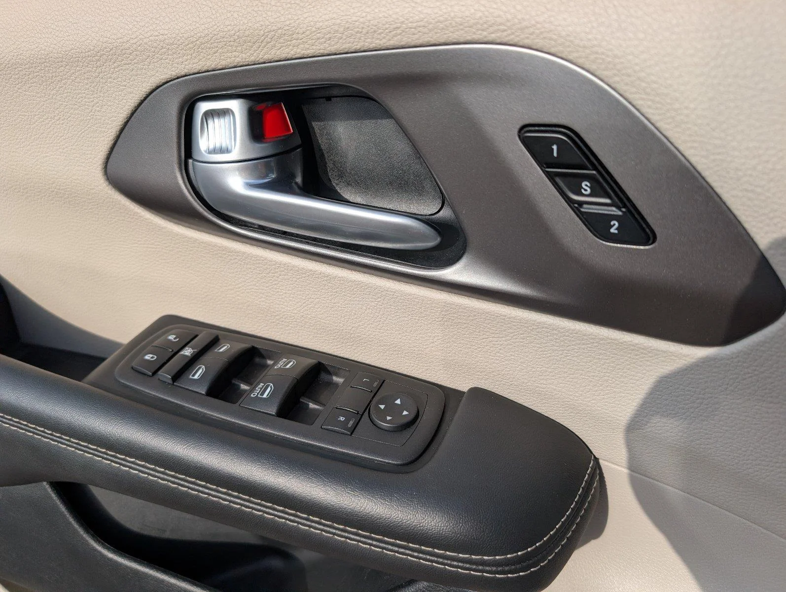 Used 2024 Red Hot Pearlcoat Chrysler Touring L image 16
