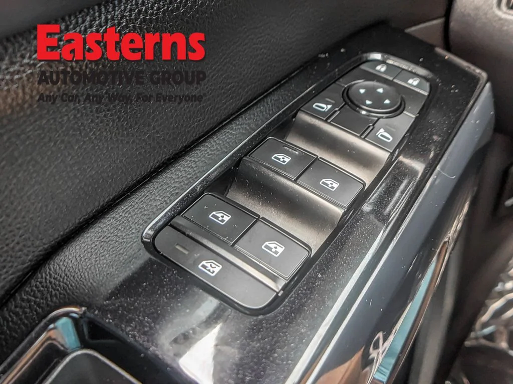 Used 2022 Gray Nissan SV image 31