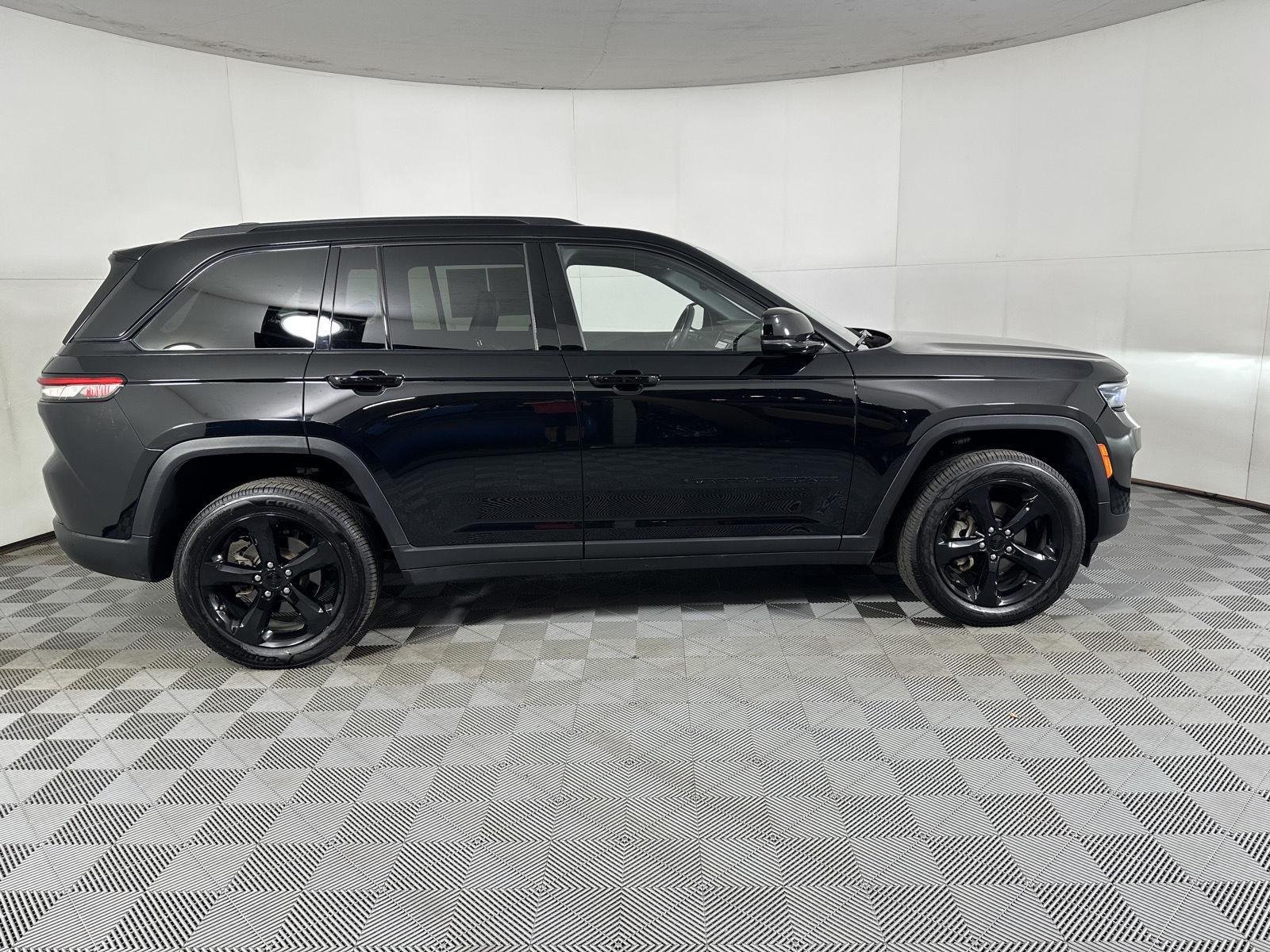 Used 2023 Diamond Black Crystal Pearlcoat Jeep Altitude image 21