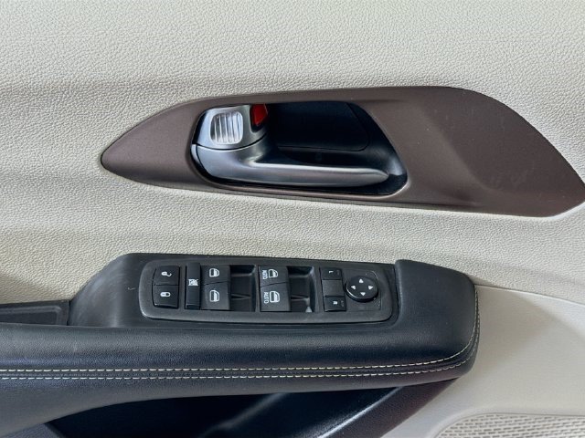 Used 2022 Velvet Red Pearlcoat Chrysler LX image 20