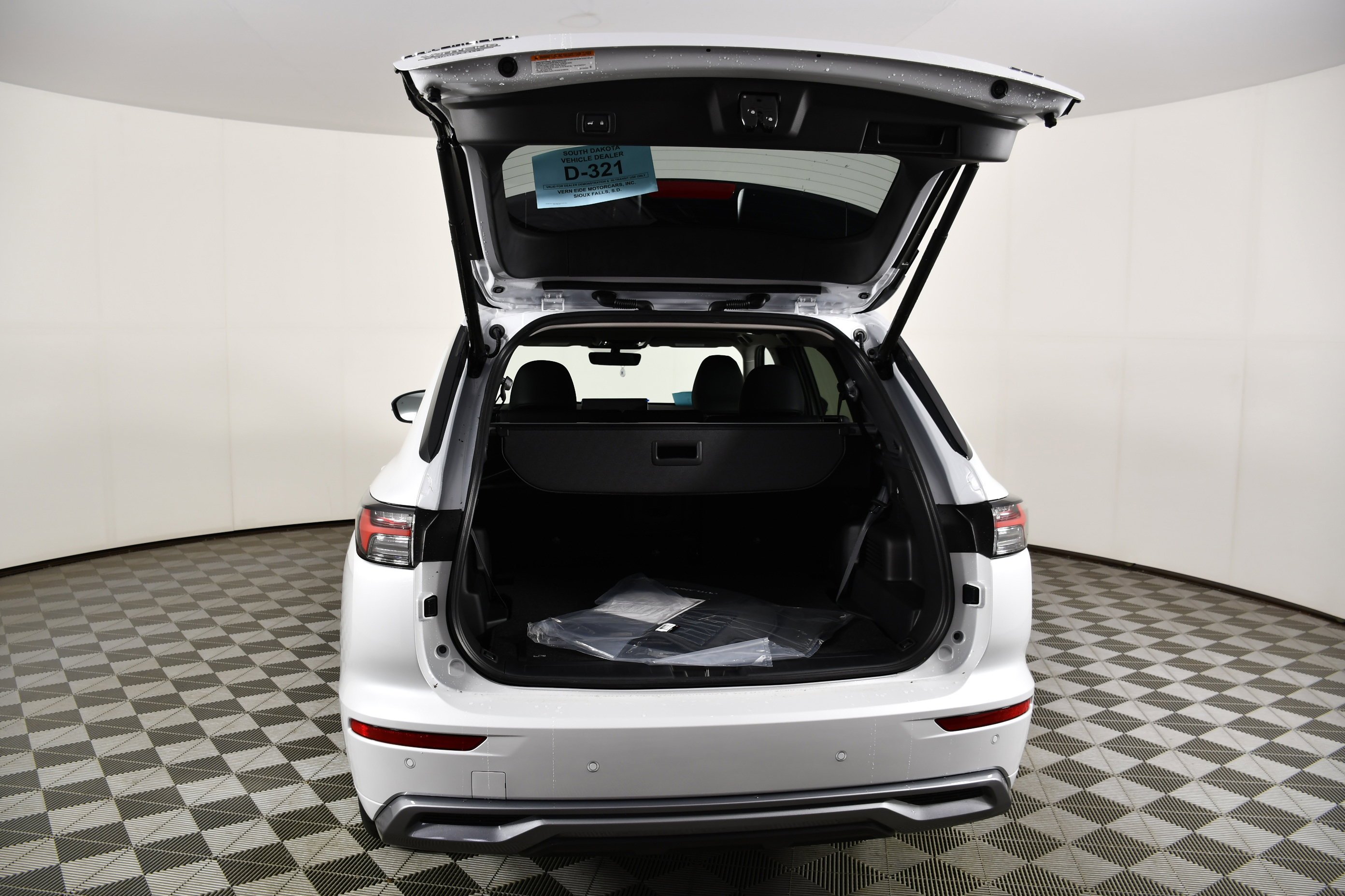 New 2026 White Diamond Mitsubishi SEL image 38