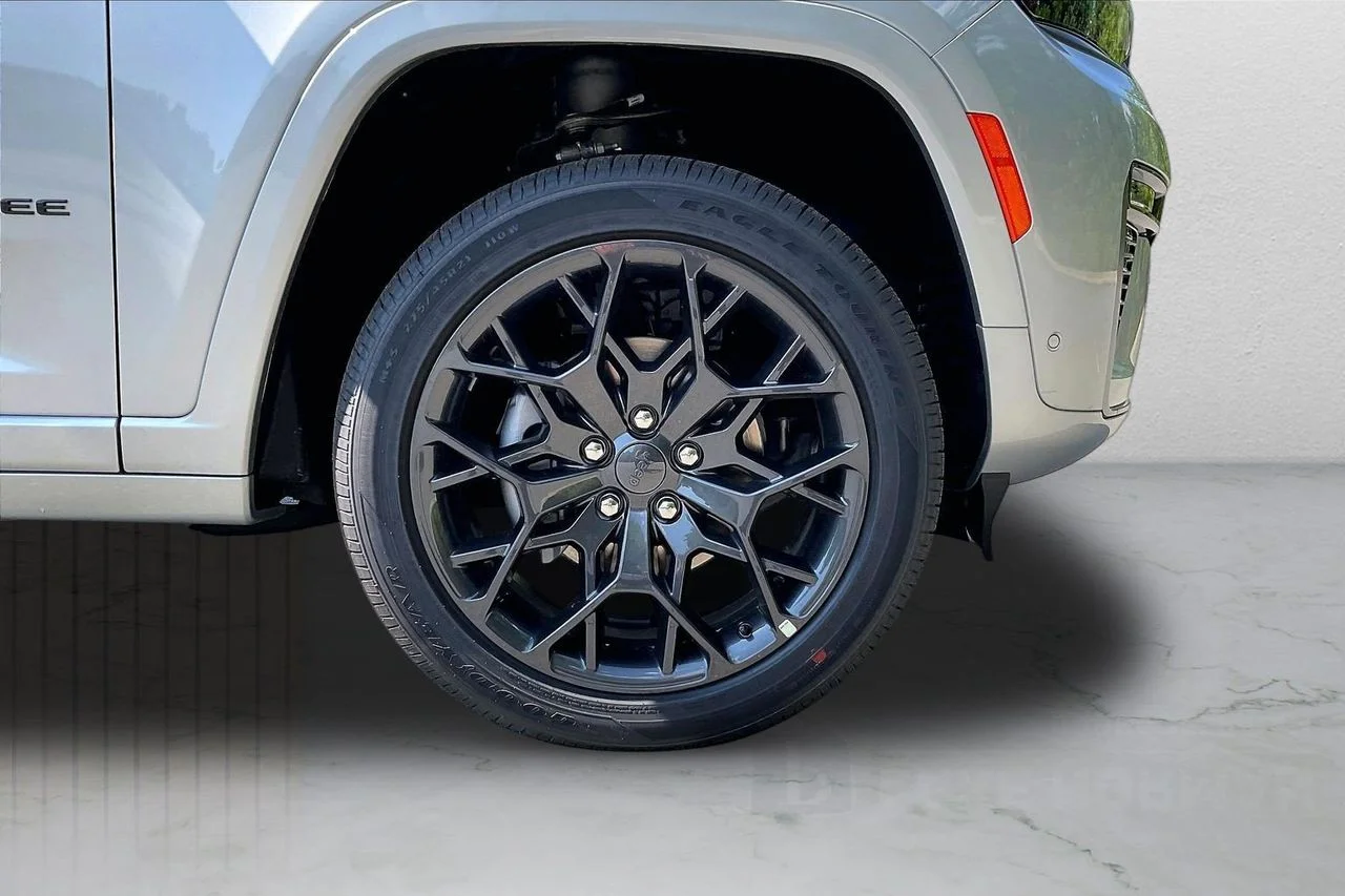 New 2026 Silver Zynith Exterior Paint Jeep Summit image 34