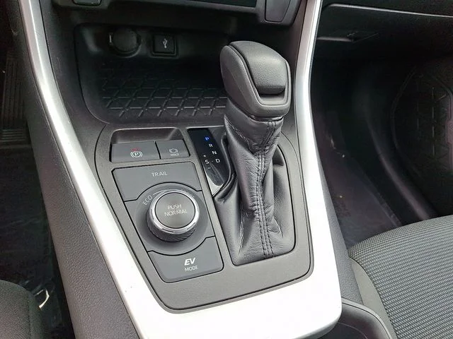 Used 2022 Gray Toyota LE image 22