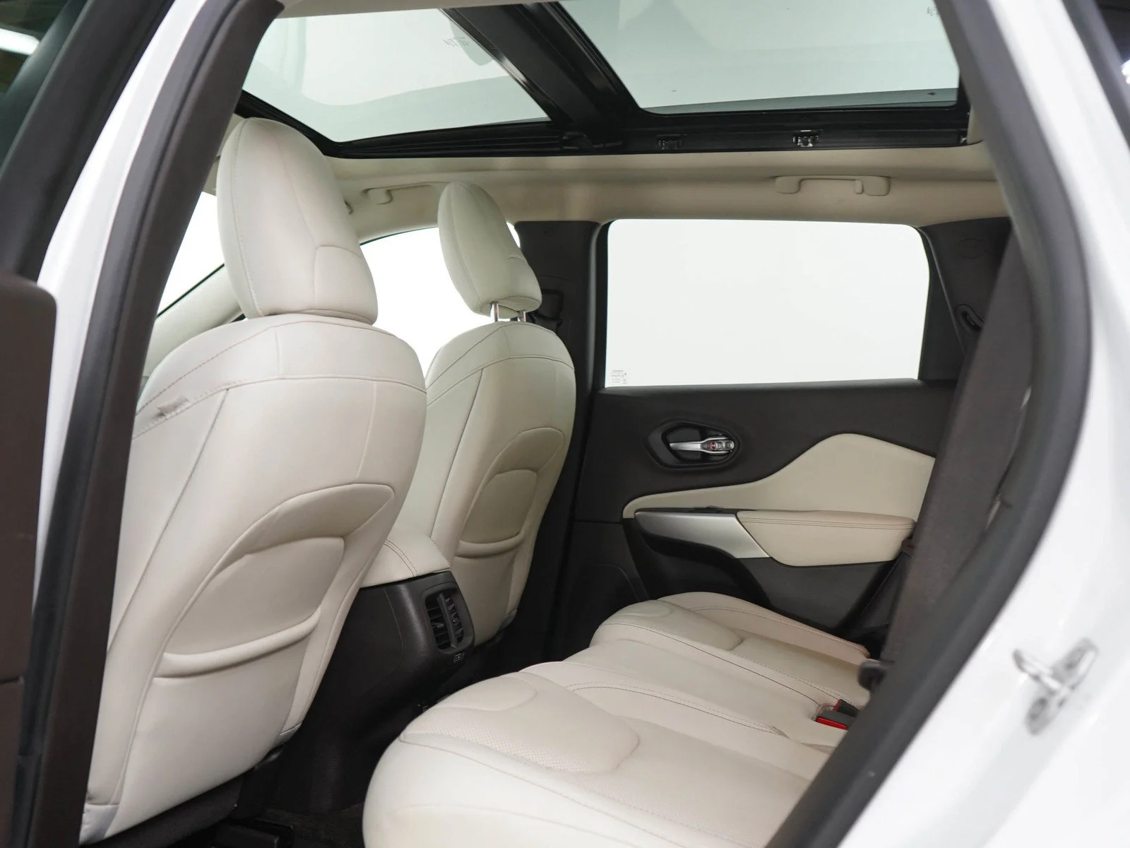 Used 2016 Bright White Clearcoat Jeep Overland image 18