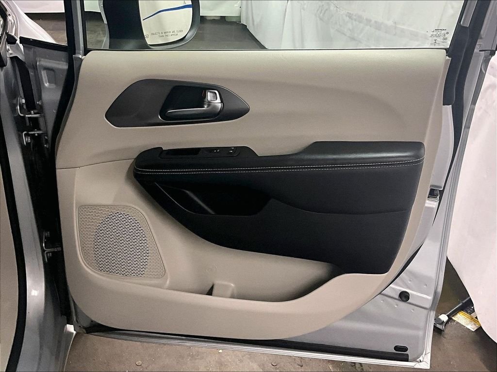 Used 2023 Silver Chrysler Touring L image 11