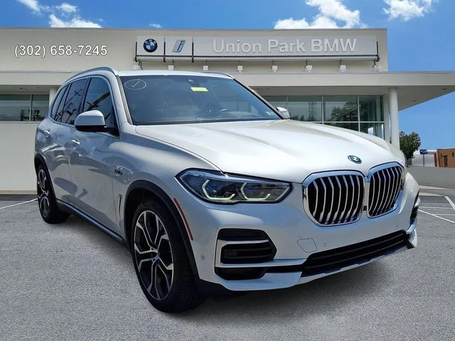 Certified Used 2023 Mineral White Metallic BMW xDrive45e image 3