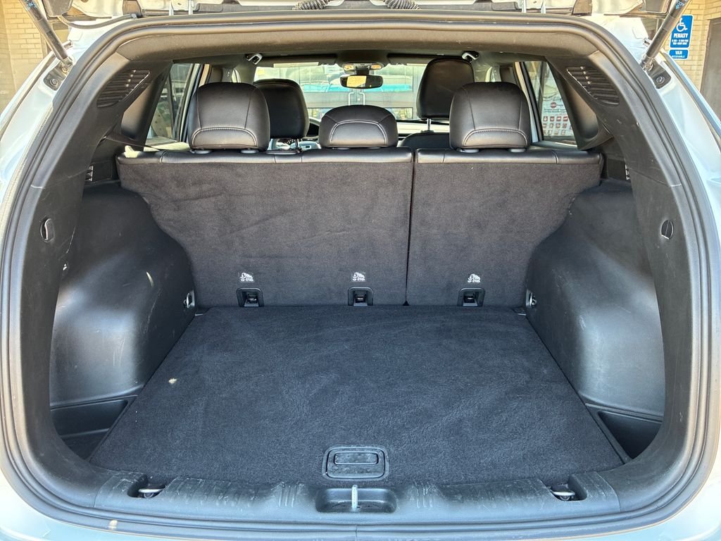 Used 2024 White/off-white Jeep Latitude image 22