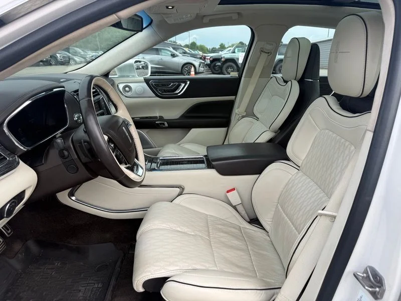 Used 2017 White Lincoln Black Label image 3