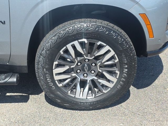 Used 2025 Gray Chevrolet Z71 image 12