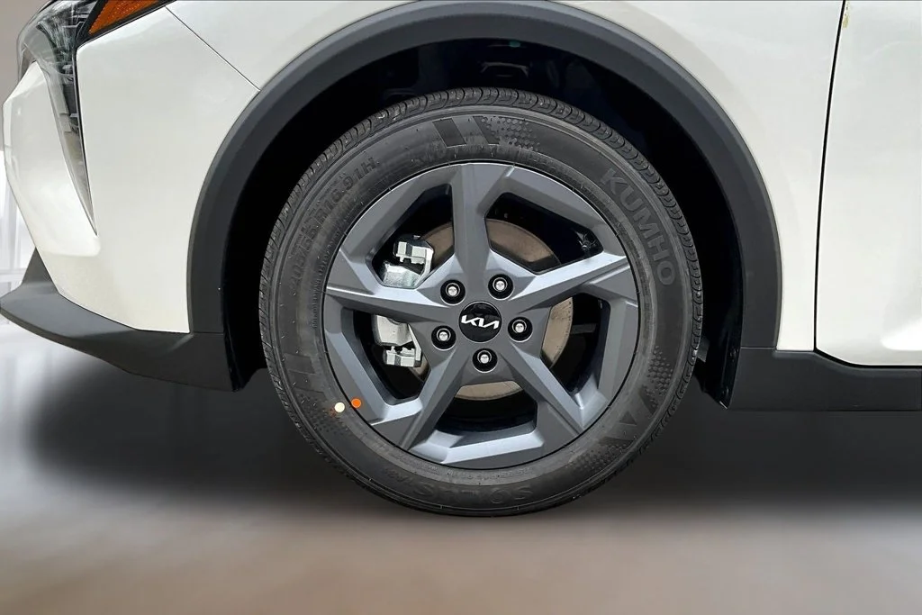 New 2026 Snow White Pearl Kia LXS image 13