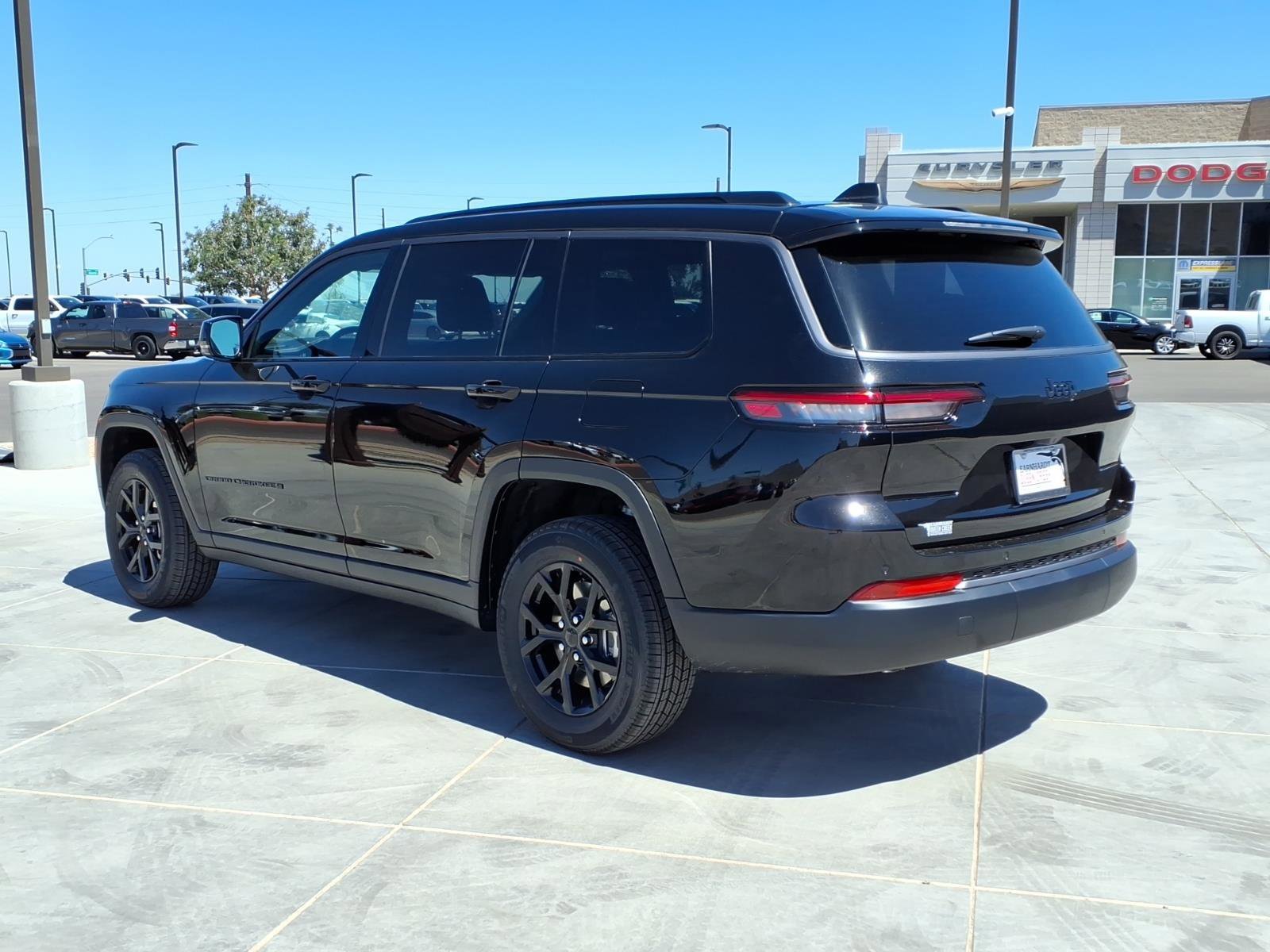 New 2026 Diamond Black Crystal Pearl-Coat Exterior Paint Jeep Laredo Altitude image 4
