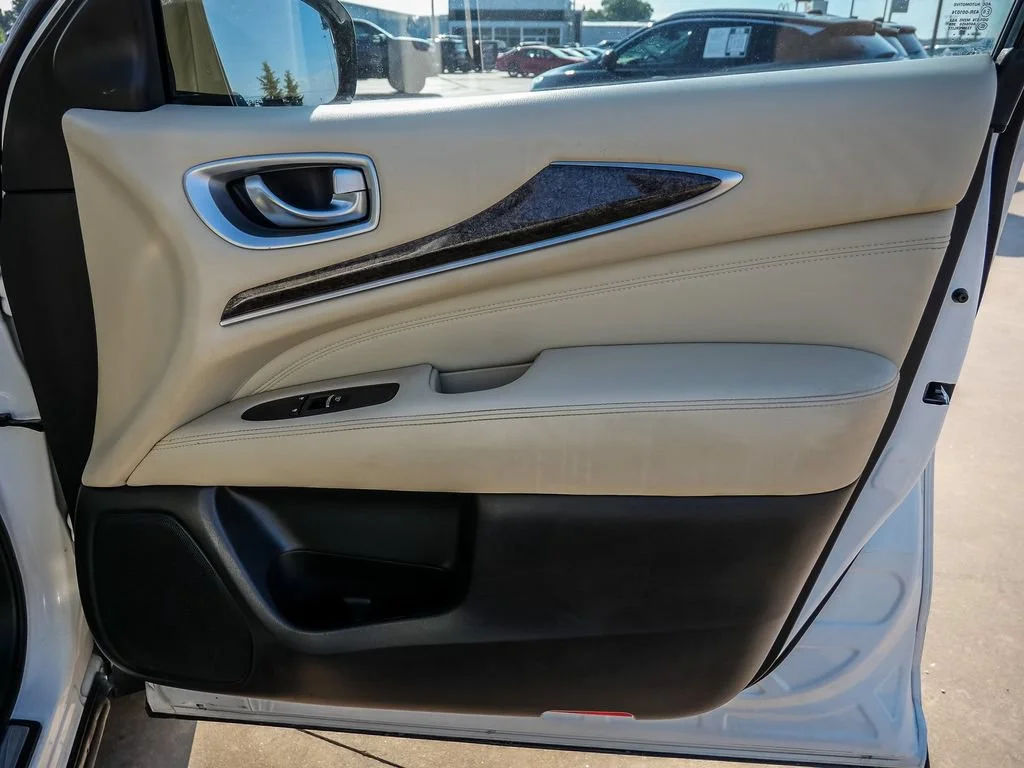 Used 2015 White INFINITI NA image 20