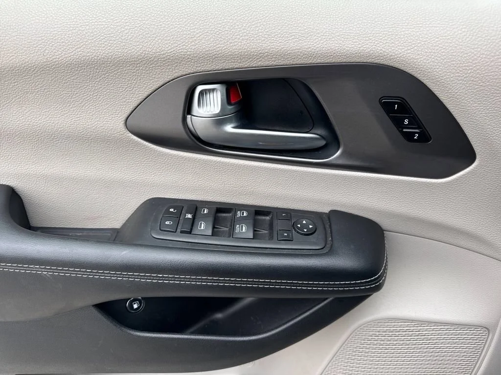Used 2023  Chrysler Hybrid Touring L image 10