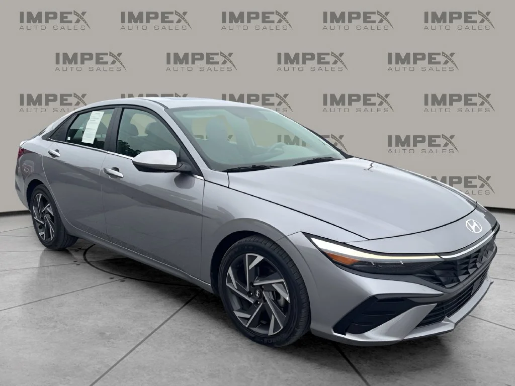 Used 2025 Silver Hyundai SEL Convenience image 7