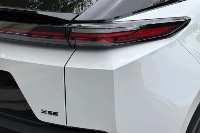 New 2026 Wind Chill Pearl with Midnight Black Metallic roof <sup>1</sup> Toyota  XSE image 33