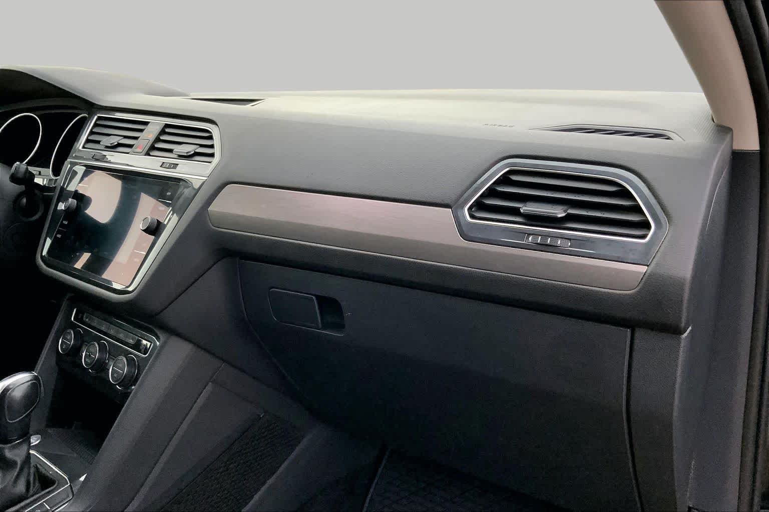 Used 2020 Deep Black Pearl Volkswagen SE image 18