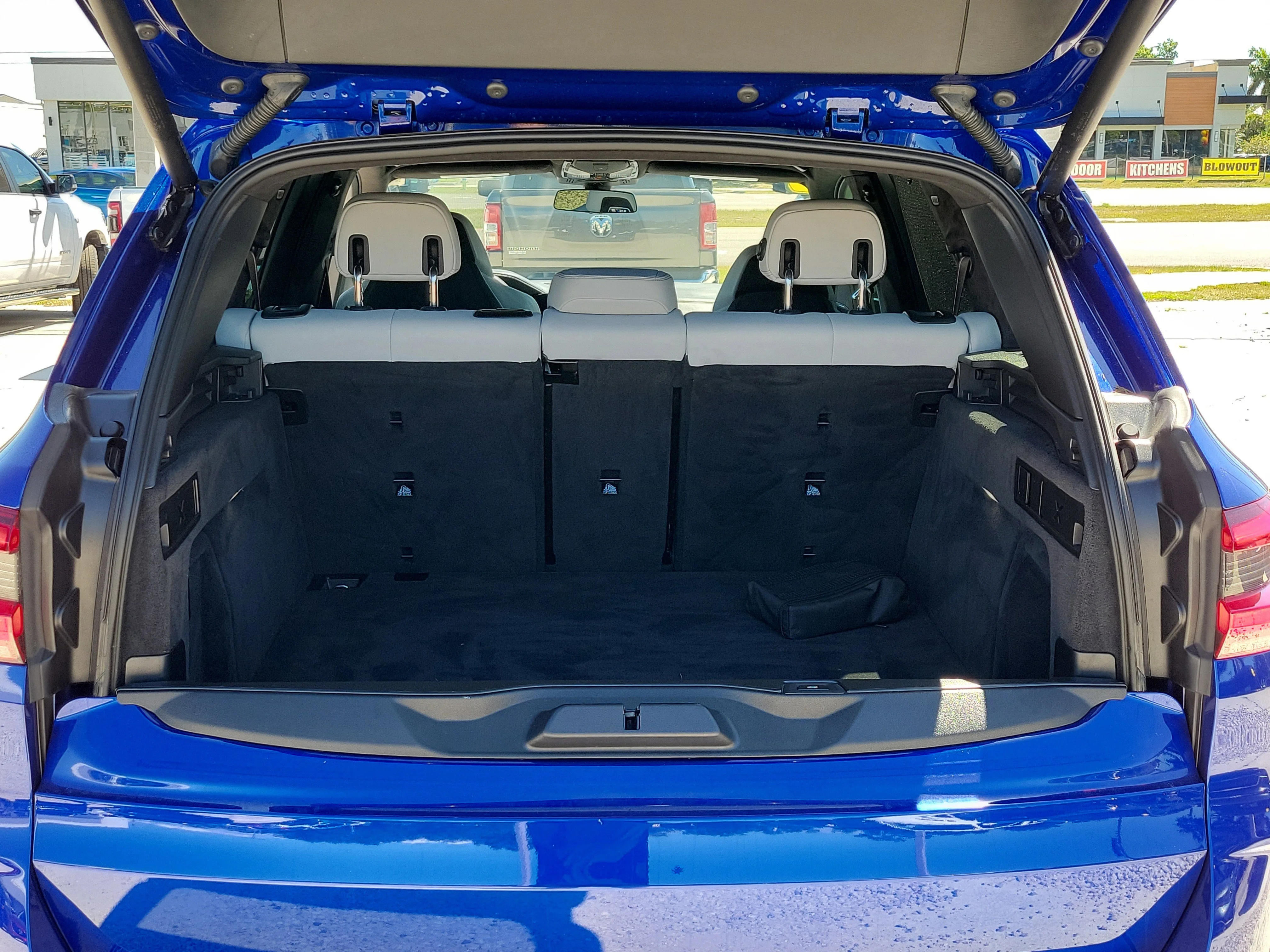Used 2022 Marina Bay Blue Metallic BMW Base image 10
