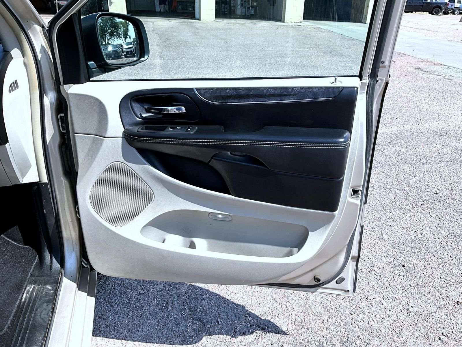 Used 2014 Beige Chrysler Touring image 17