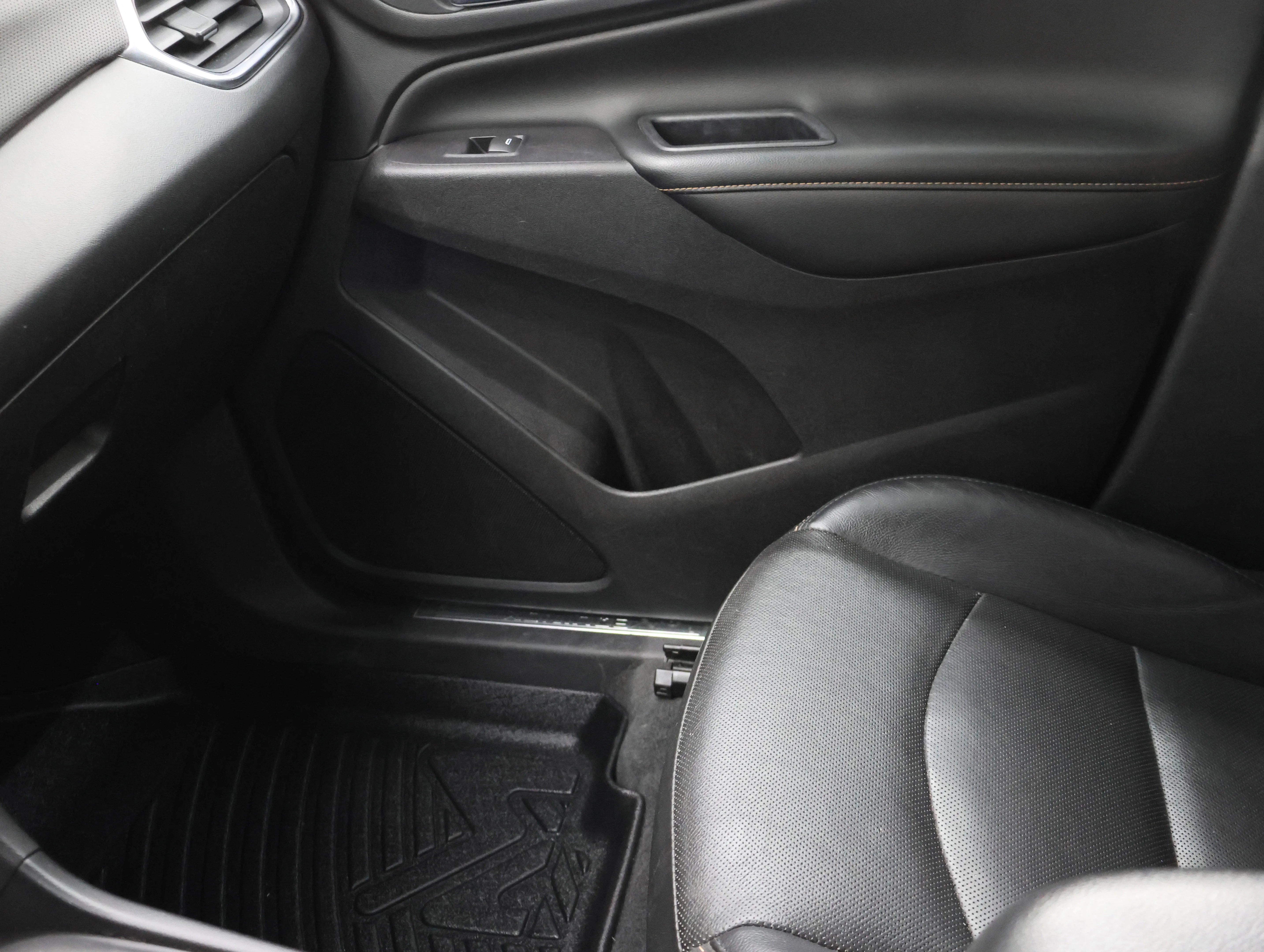 Used 2018 Sandy Ridge Metallic Chevrolet Premier image 13