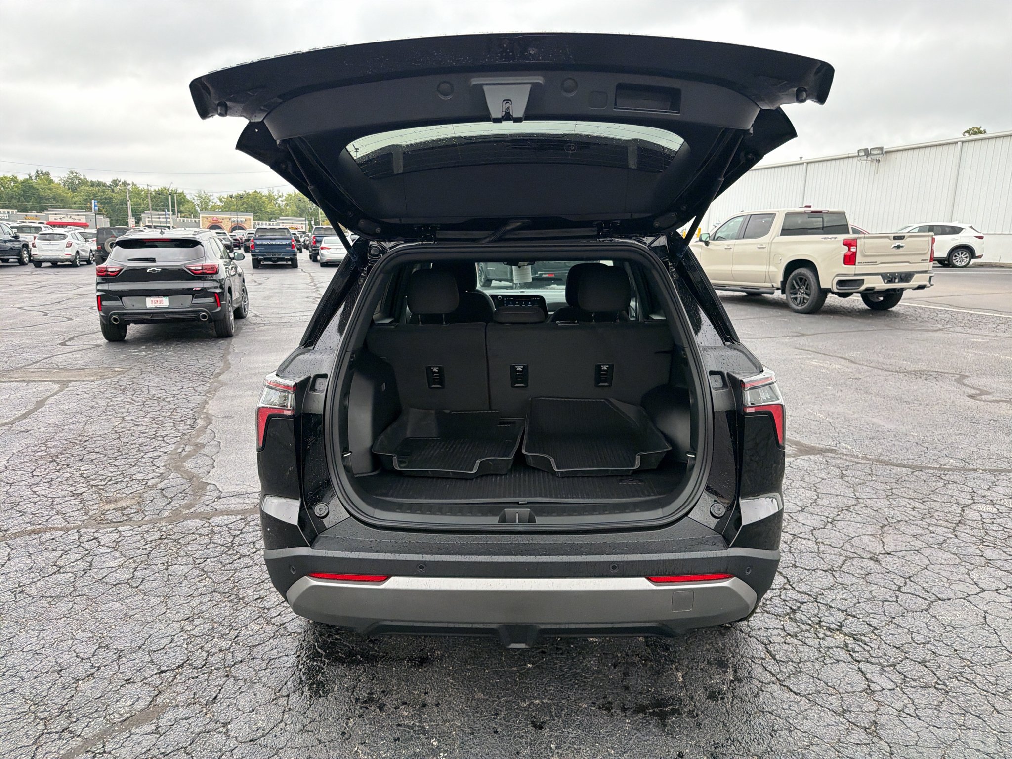 New 2027 Mosaic Black Metallic Chevrolet LT image 23