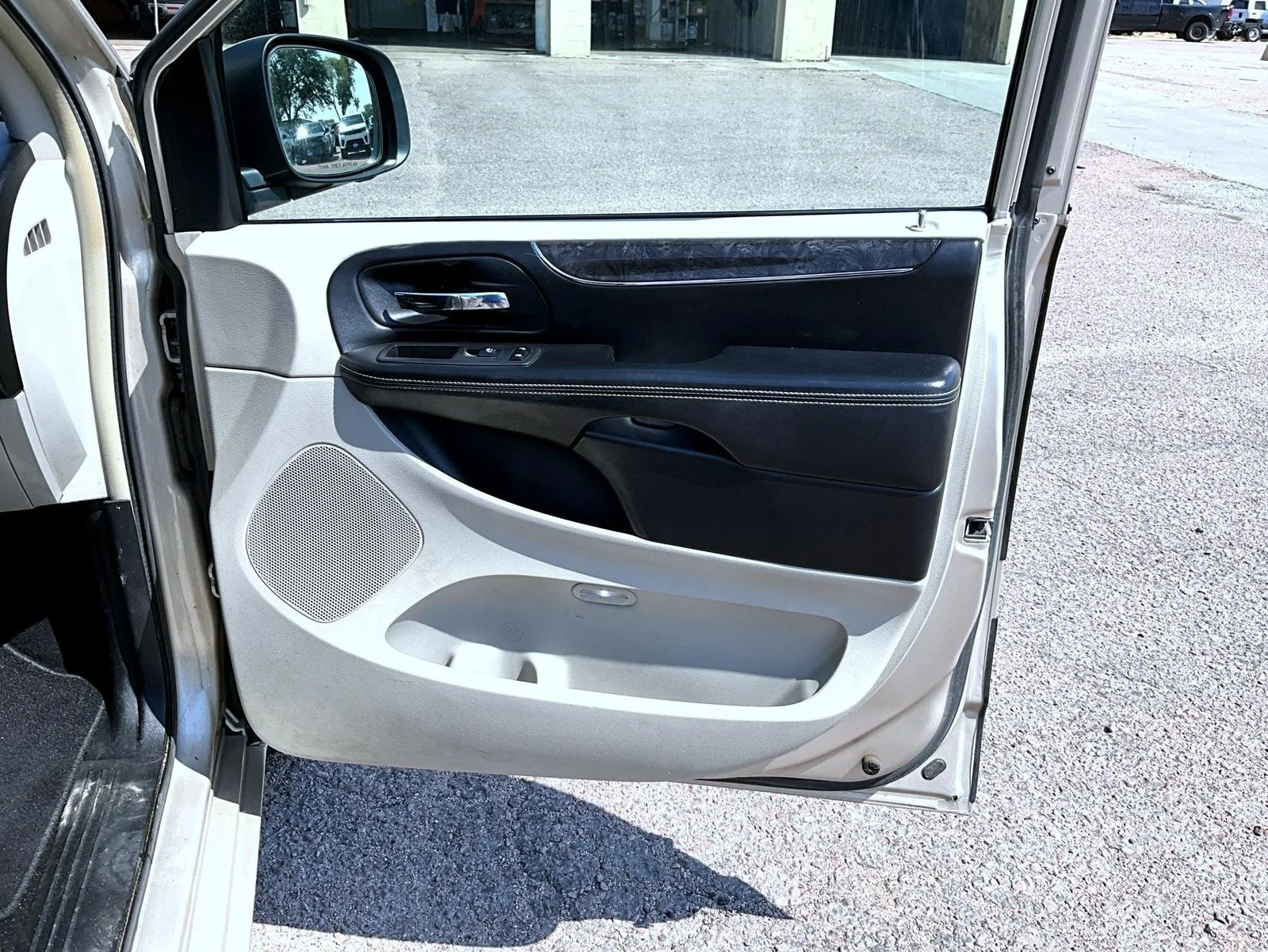 Used 2014 Beige Chrysler Touring image 17