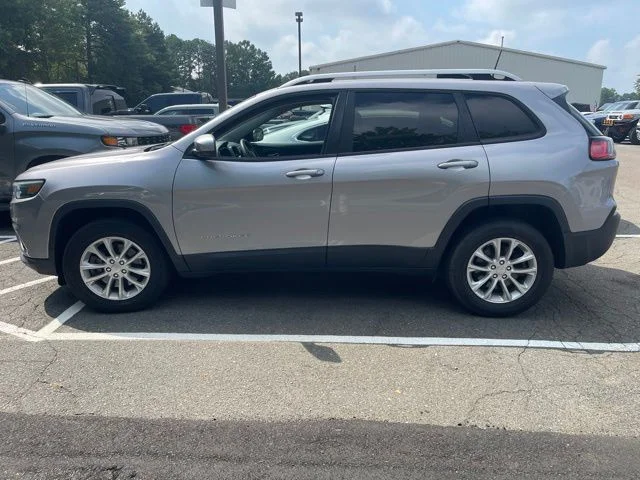 Used 2020 Silver Jeep Latitude image 2