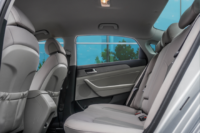 Used 2015 Silver Hyundai SE image 19