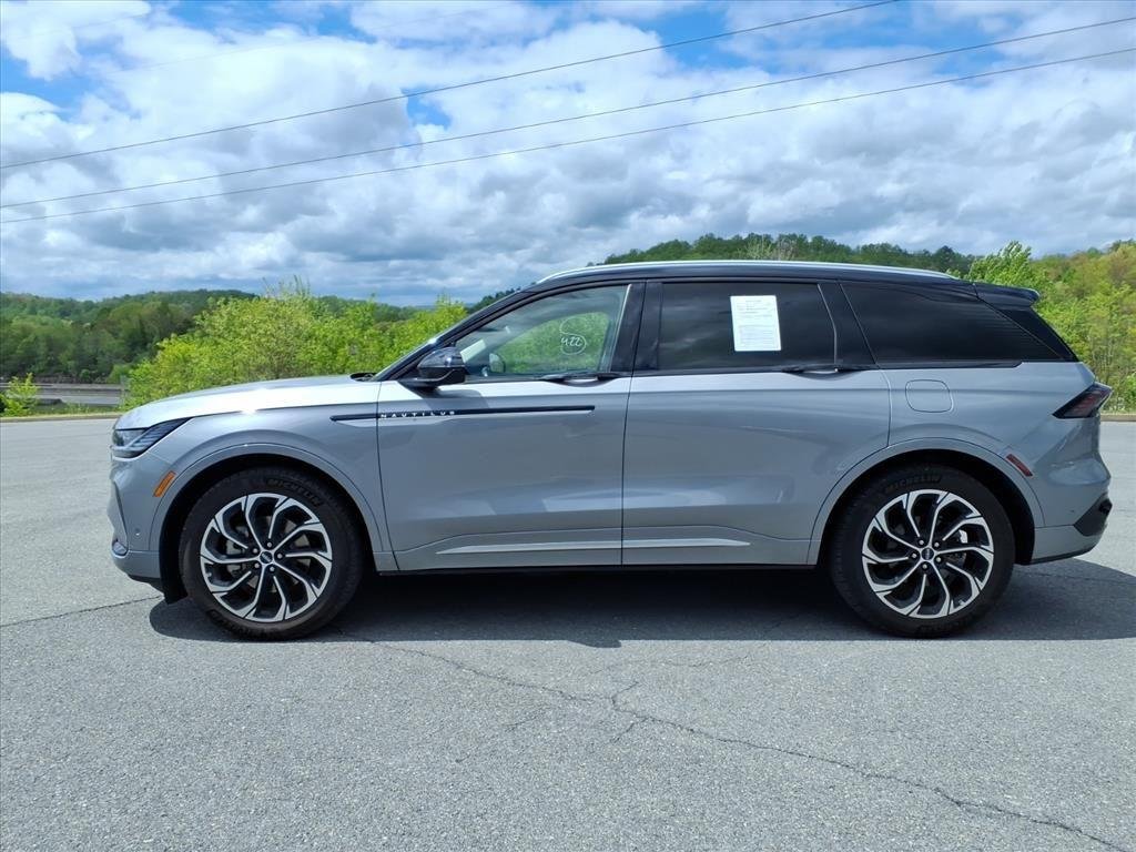 Used 2024 Lustrous Gray Metallic Clearcoat Lincoln Reserve image 2