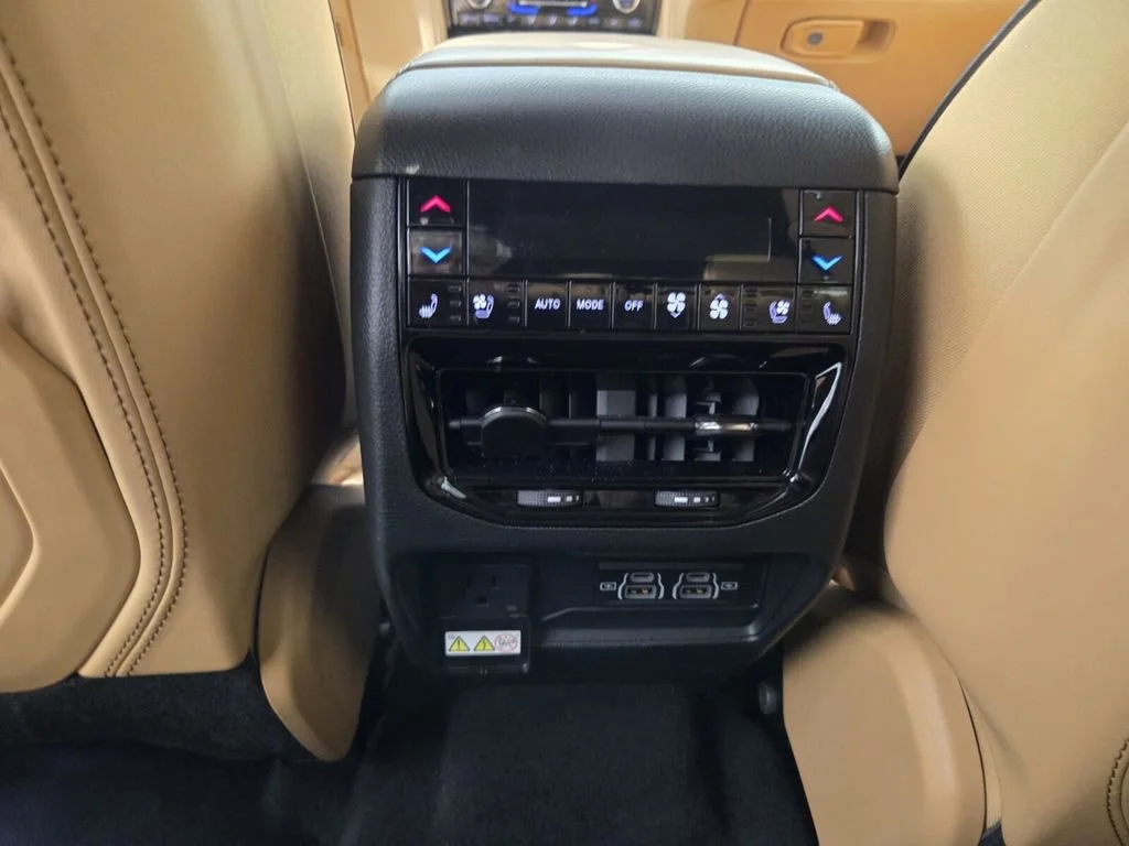 Used 2025 Diamond Black Crystal Pearlcoat Jeep Summit Reserve image 28