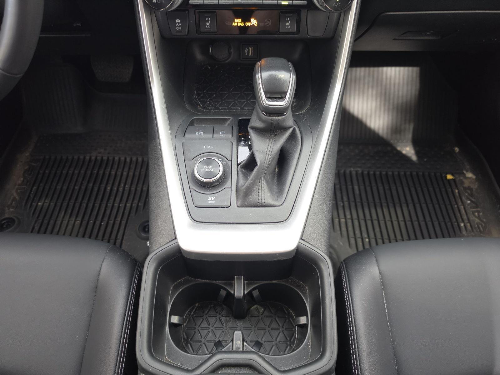Used 2024 Wind Chill Pearl Toyota XLE Premium image 31