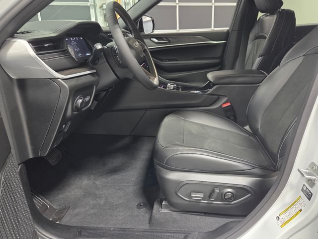 New 2026 Bright White Clear-Coat Exterior Paint Jeep Altitude image 5