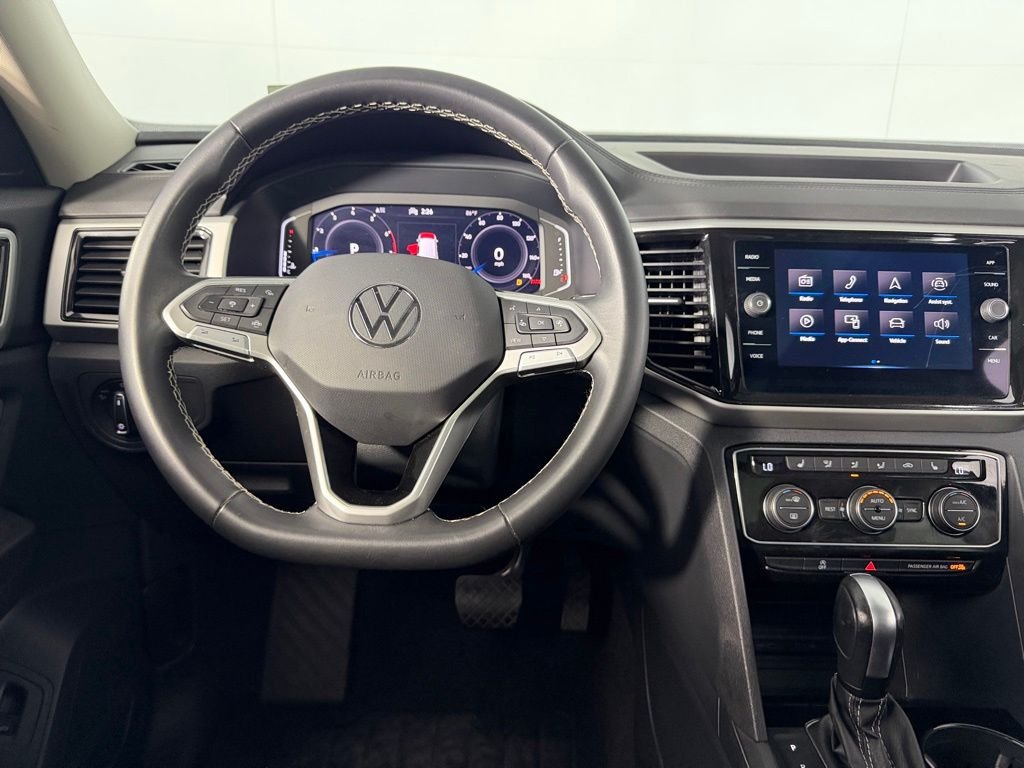 Used 2023 Black Volkswagen 3.6L V6 SE w/Technology image 16
