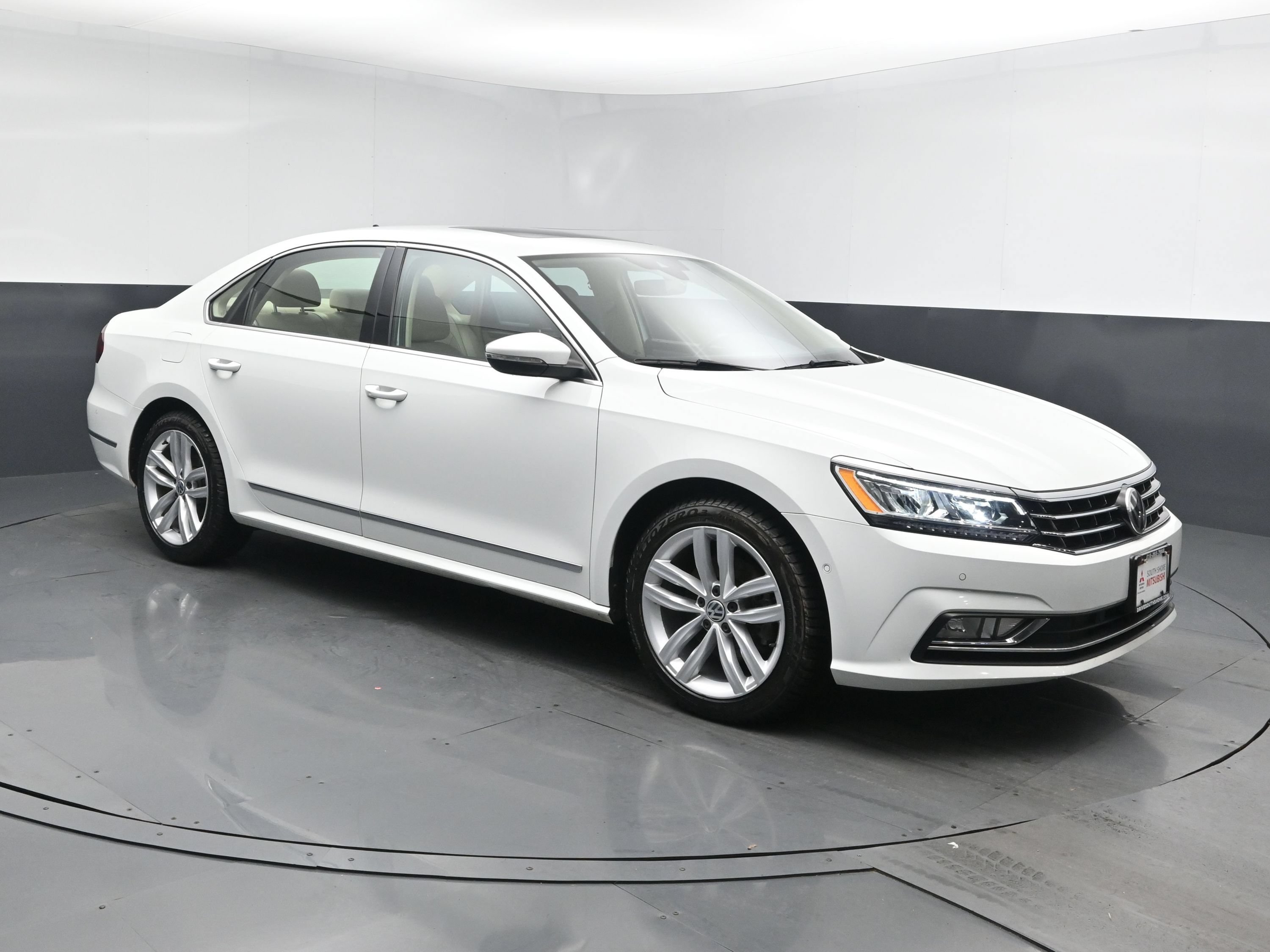 Used 2018 Volkswagen Passat SEL Premium with VIN 1VWCA7A35JC007972 for sale in Freeport, NY