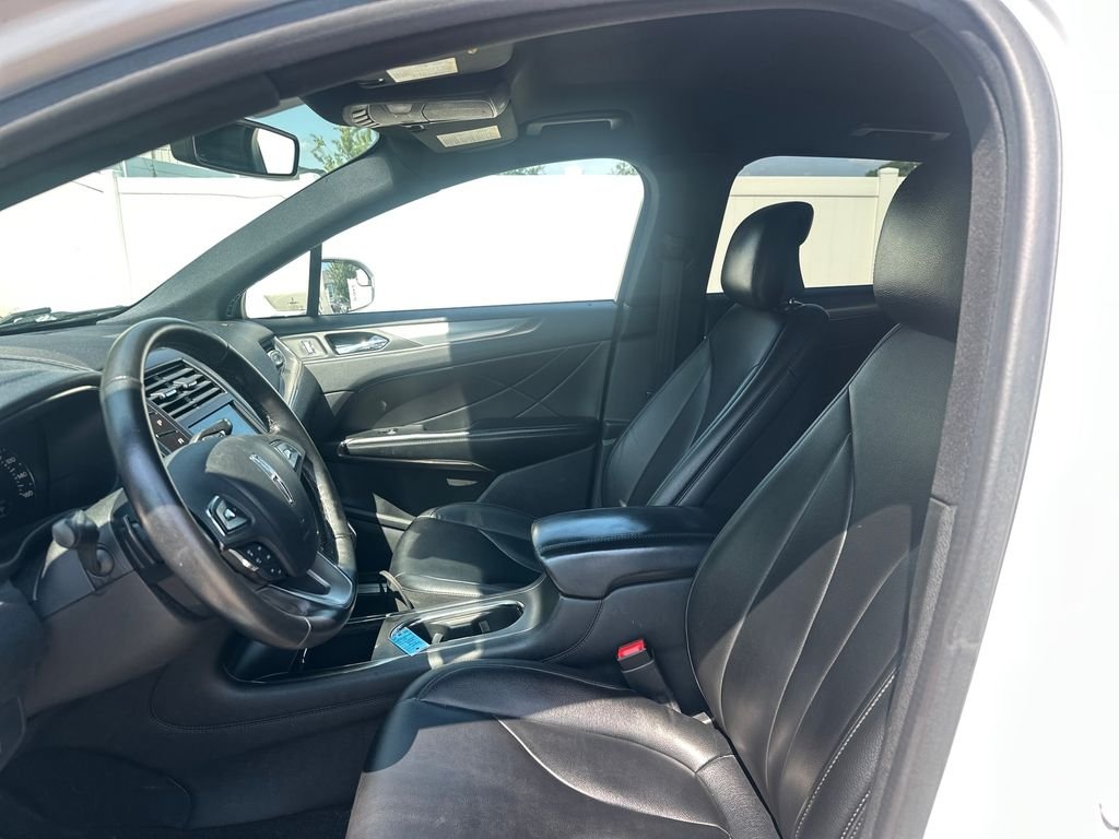 Used 2016 White Lincoln Premiere image 11