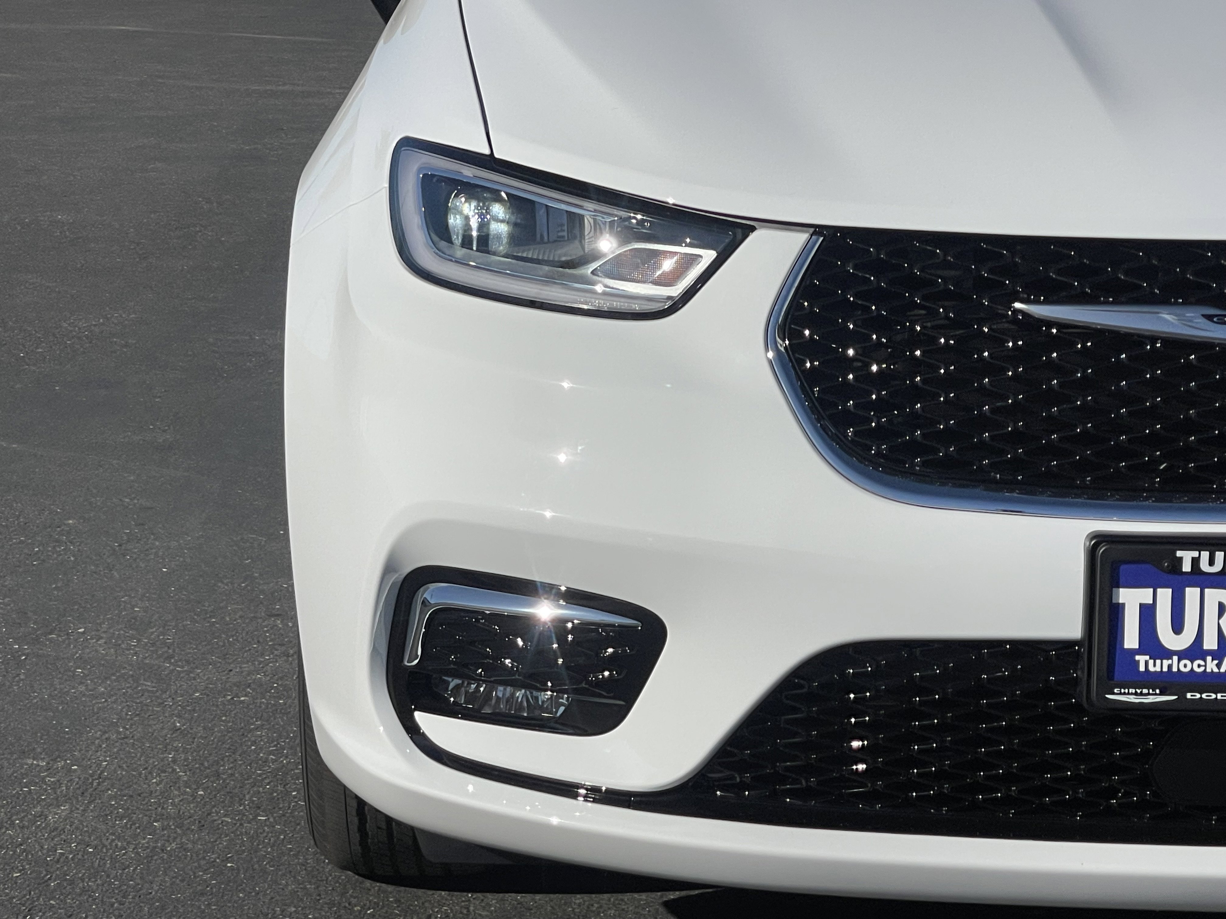 New 2026 Bright White Clear-Coat Exterior Paint Chrysler Select image 4