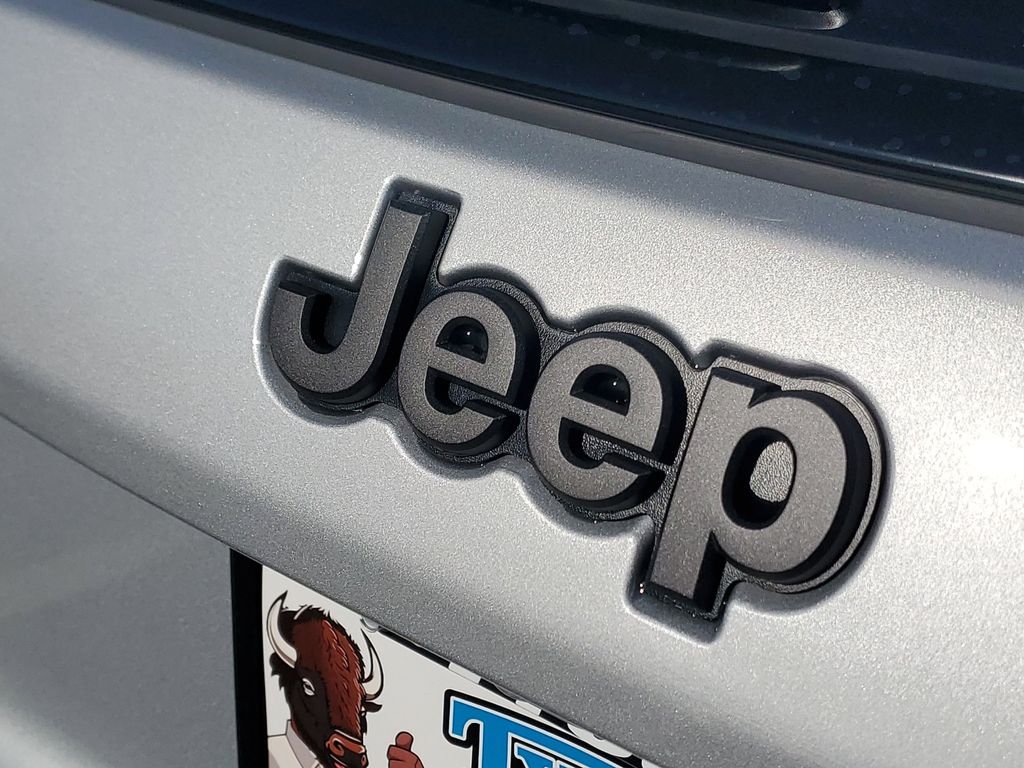 New 2026 Silver Zynith Metallic Clearcoat Jeep Latitude image 6