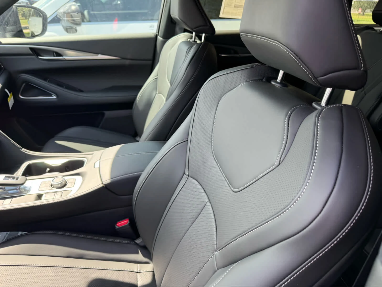 New 2027 2T RAD WHT INFINITI Sport AWD image 8